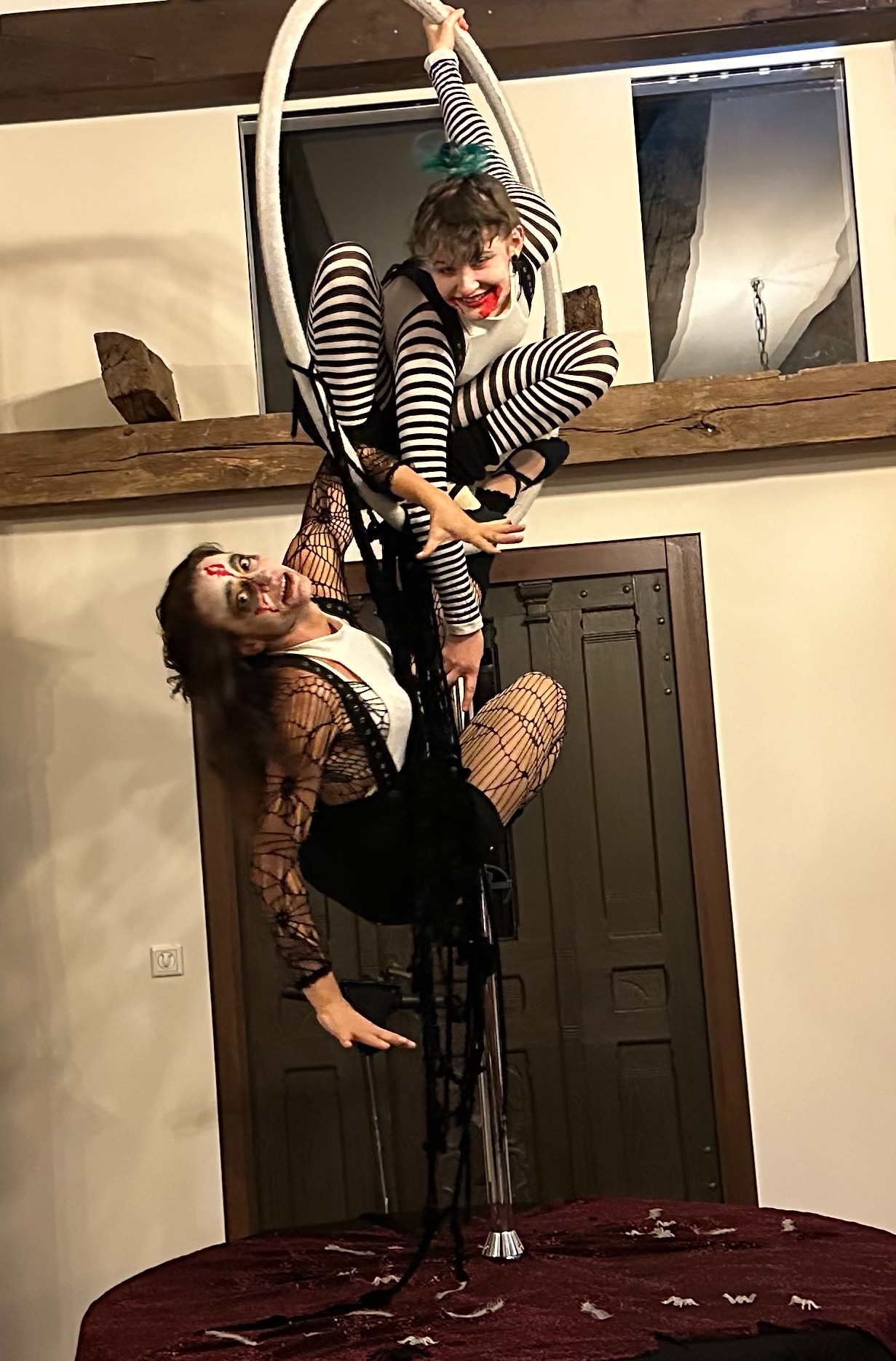 Hoopla Halloween, een acrobatische Halloween-act